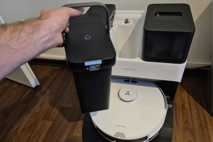 Der Frischwassertank des Roborock S7 Pro Ultra wird in den Händen gehalten 